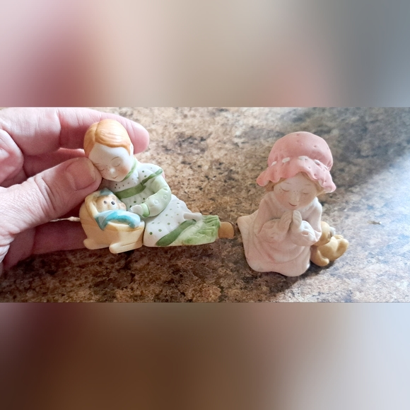 2 Precious Vintage  Holly Hobbie Miniature Praying Girl/Cradling Bear Figurines - Picture 9 of 9